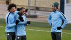 Pemain Manchester City, Leroy Sane bercanda dengan Raheem Sterling saat sesi latihan jelang laga Liga Champions di Manchester, Selasa (6/3/2018). Manchester City akan berhadapan dengan FC Basel. (AFP/ Oli Scarff)