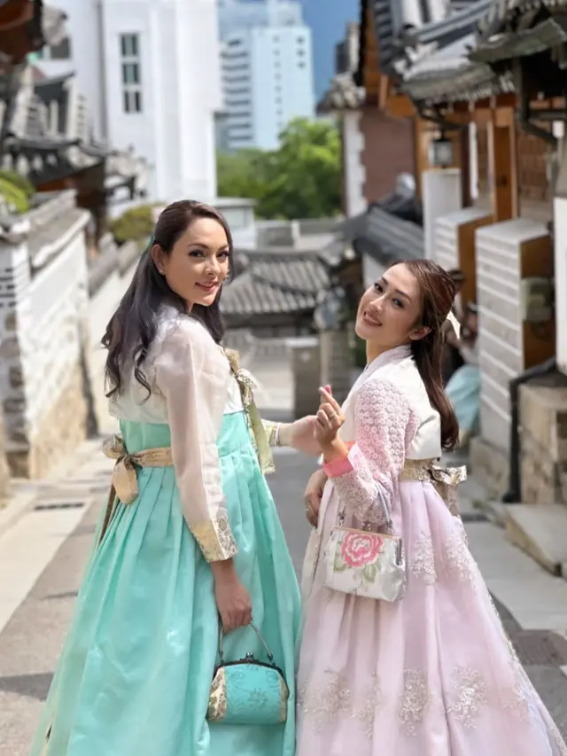 Reisa Kenakan Hanbok