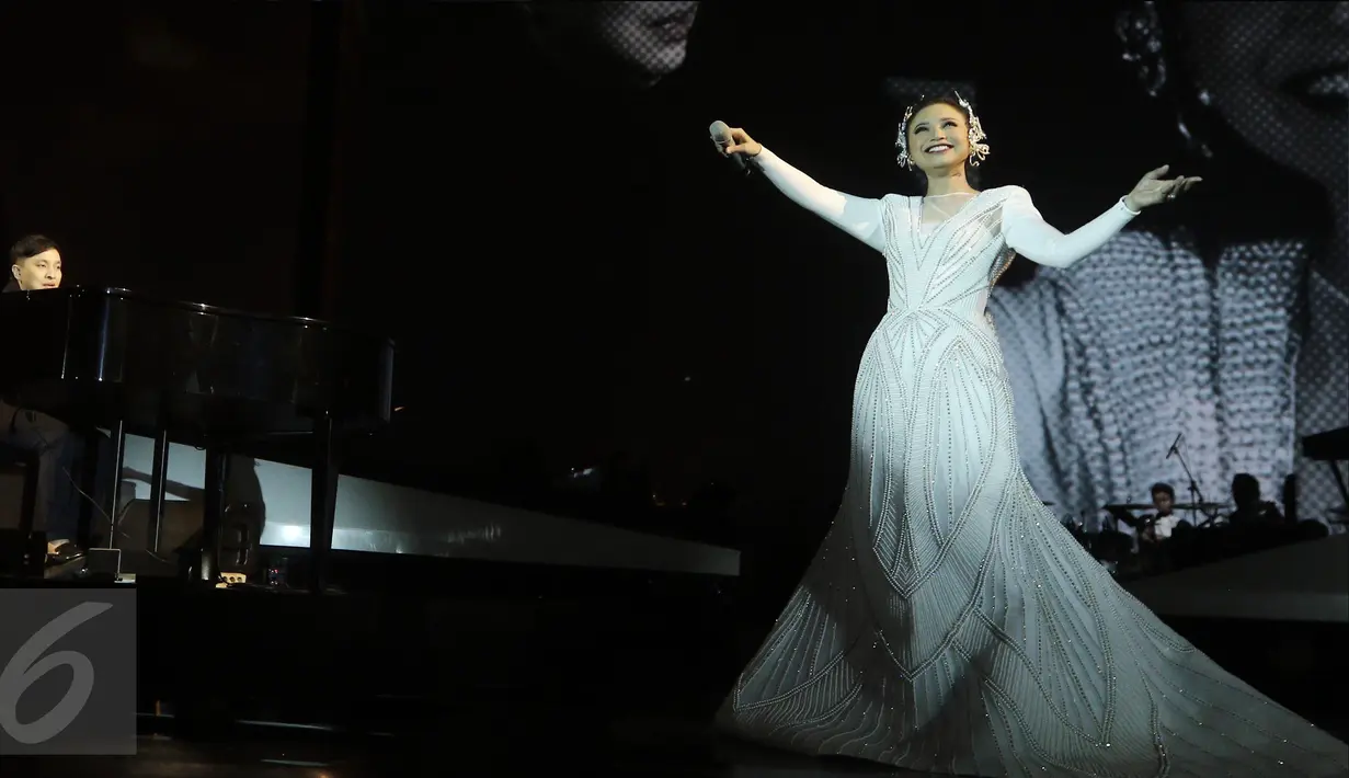Penyanyi Rossa beraksi saat konser bertajuk The Journey 21 Dazzling Rossa di Plenary Hall, Jakarta Convention Center, Kamis (13/4). Rossa membawakan lagu dari album pertama hingga yang terakhir dirilis. (Liputan6.com/Herman 