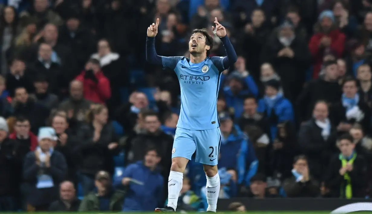 Gelandang Manchester City, David Silva merayakan gol saat timnya melawan Watford pada lanjutan Premier League di Etihad Stadium, Manchester, (14/12/ 2016). (AFP/Anthony Devlin)