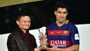 Luis Suarez berhak mendapatkan trofi Bola Emas setelah terpilih sebagai pemain terbaik Piala Dunia Antarklub 2015.  (AFP/Yoshikazu Tsuno)