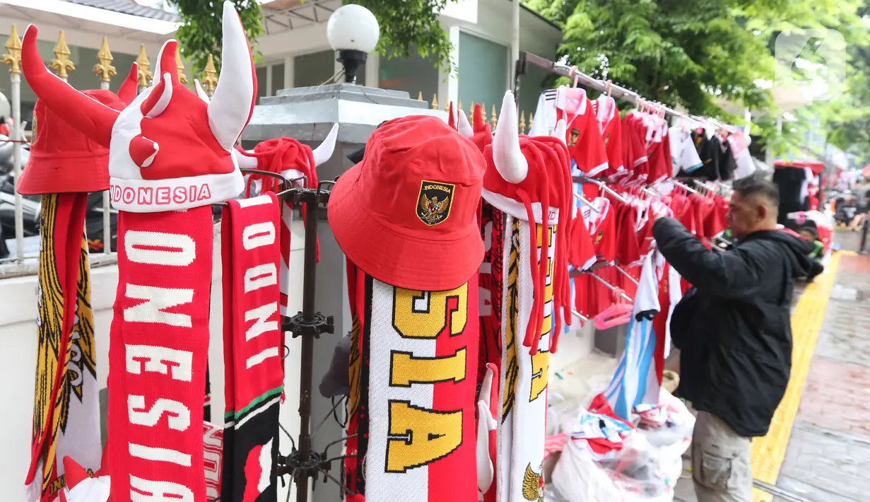 Barang dagangan yang banyak dicari dan dibeli yakni jersey Timnas Indonesia. Kendati demikian, jersey Timnas Argentina juga tetap dicari para pengunjung. (Bola.com/Muhammad Iqbal Ichsan)
