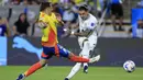 Striker Timnas Uruguay, Darwin Nunez (kanan) melepaskan tendangan yang berusaha diblok oleh seorang pemain Timnas Kolombia pada laga semifinal Copa America 2024 di Bank of America Stadium, Charlotte, Amerika Serikat, Kamis (11/7/2024) pagi WIB. (AFP/Getty Images/Buda Mendes)