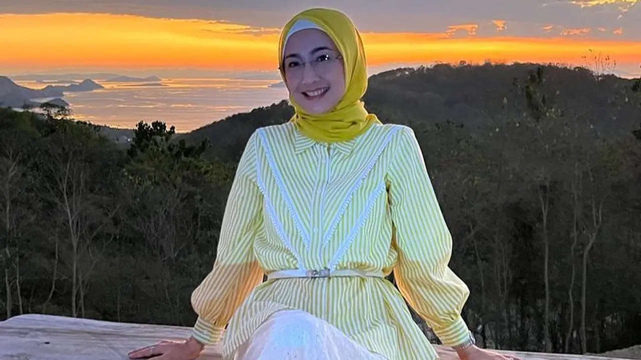 8 Potret Gaya Hijab Desy Ratnasari yang Buatnya Tetap Menawan dan Awet Muda 48 Tahun