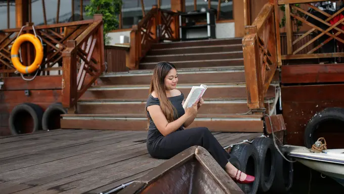 wanita november santai cerdas