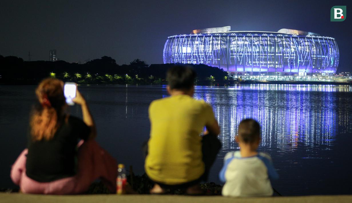 <p>Jakarta International Stadium (JIS) yang dilihat dari Danau Cincin, Papango, Tanjung Priok, Jakarta Utara, 19 April 2022. (Bola.com/Bagaskara Lazuardi)</p>