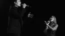 Duo diva ini kembali tampil satu panggung menyajikan duet maut yang bikin penonton terpukau. [@raisa6690]