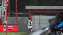 Pemain Persija Jakarta, Alaeddine Ajaraie melakukan selebrasi usai mencetak gol ke gawang Malut United pada laga pekan ke-23 BRI Super League 2025/2026 yang berlangsung di Stadion Gelora Kie Raha, Ternate, pada Selasa (24/2/2026) malam. (Dok Persija Jakarta)