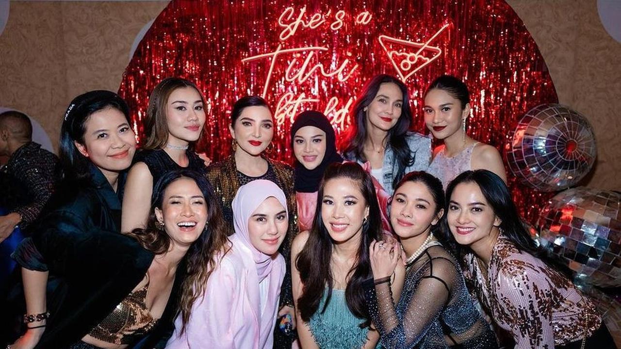 Naysilla Mirdad tampil lebih berani dengan busana transparan, sementara Syahnaz Sadiqah memilih gaya yang lebih kalem dengan blazer soft pink.<br>