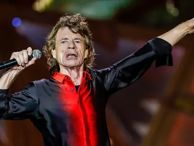 Vokalis Rolling Stone, Mick Jagger dan Marianne Faithful melihat benda yang tampak seperti kapal terbang yang berpendar dikelilingi cahaya yang tidak nampak seperti pesawat pada umumnya saat mereka sedang berkemah di Glastonbury tahun 1968. (AFP Photo)