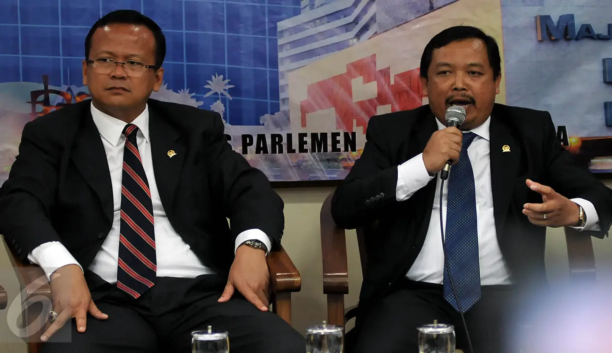 Anggota Komisi IV Andi Akmal Pasludin (kanan) memberikan keterangan pers terkait kebakaran hutan, Kompleks Parlemen, Jakarta, Rabu (7/10/2015). Komisi IV DPR mendesak Presiden untuk segera menuntaskan permasalahan kabut asap. (Liputan6.com/Johan Tallo)