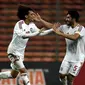 Pemain UEA, Omar Abdulrahman (kiri), merayakan gol yang dicetaknya ke gawang Malaysia dalam Kualifikasi Piala Dunia 2018 di Stadion Shah Alam, Malaysia, (17/11/2015). Malaysia kalah 1-2 dari UEA. (AFP Photo/Manan Vatsyayana)