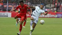 Pemain Persija Jakarta, Rizky Ridho (kiri) berebut bola dengan pemain Persib Bandung, Ciro Alves pada laga pekan ke-11 BRI Liga 1 2023/2024 di Stadion Patriot Candrabhaga, Bekasi, Sabtu (2/9/2023). (Bola.com/Ikhwan Yanuar)