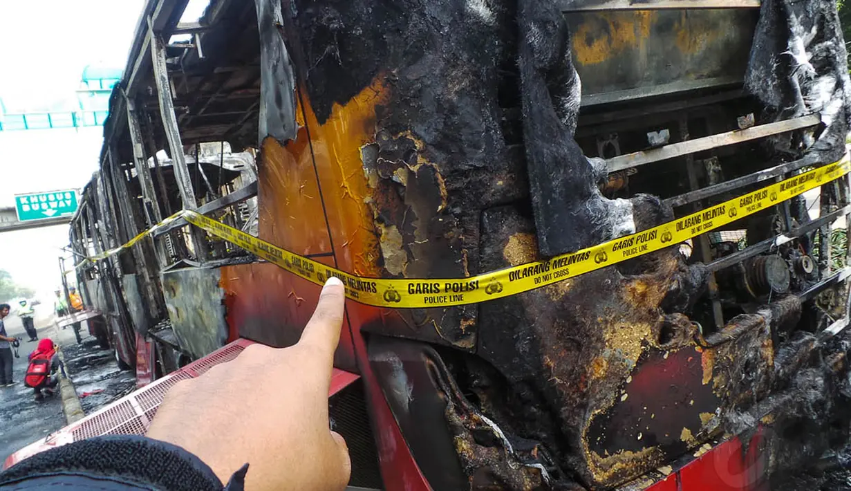 Bus bernomor polisi B 7470 IV tersebut merupakan bus jurusan Kota-Blok M, Jakarta, Kamis (28/8/14). (Liputan6.com/Faizal Fanani)