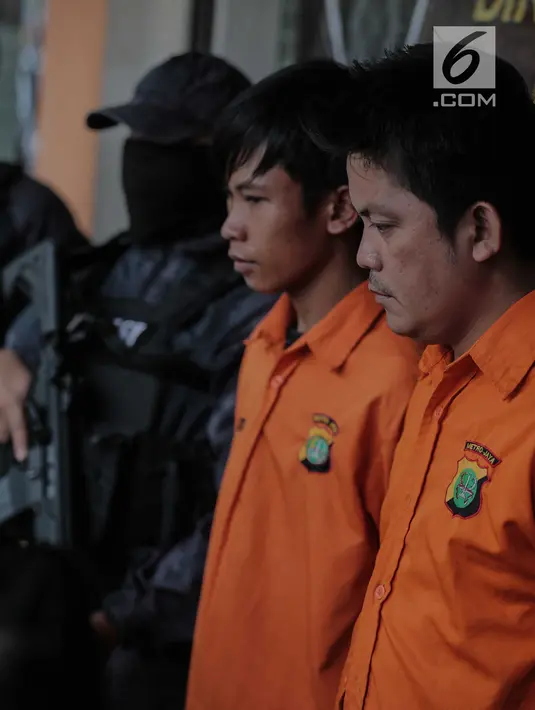 Dua tersangka dihadirkan saat rilis kasus pencurian serta melawan petugas di Jakarta, Jumat (9/8/2019). Dalam pengungkapanya Subdit Umum/Jatanras Dit Reskrimum PMJ berhasil mengamankan 2 tersangka dengan barang bukti berupa senjata api jenis revolver serta buku tabungan. (Liputan6.com/Faizal Fanani)