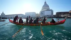 Perahu berlayar saat parade dayung tradisional, bagian dari Karnaval Venesia, di Venesia, Italia, Minggu (28/1/2024). (AP Photo/Luca Bruno)