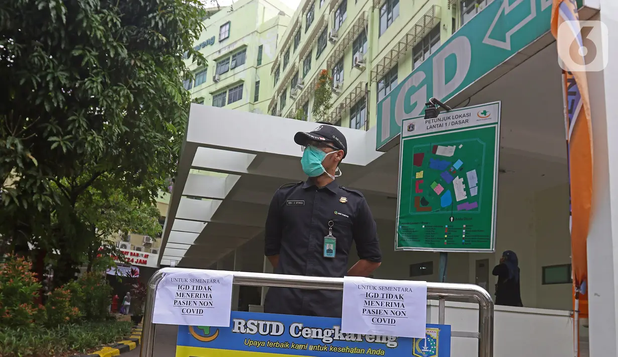 Petugas keamanan berjaga di IGD RSUD Cengkareng, Jakarta, Rabu (23/6/2021). Meningkatnya kasus COVID-19 di Ibu Kota Jakarta dalam beberapa hari terakhir mengakibatkan rumah sakit kewalahan. (Liputan6.com/Herman Zakharia)