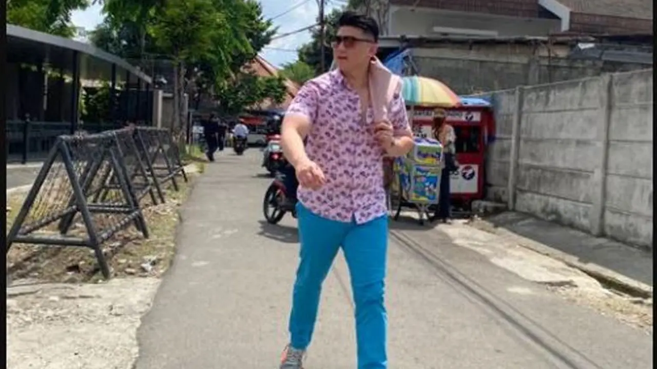 Chef Arnold Tampil Rapi Makan Bubur Ayam Pinggir Jalan, Kursinya Bikin Salfok