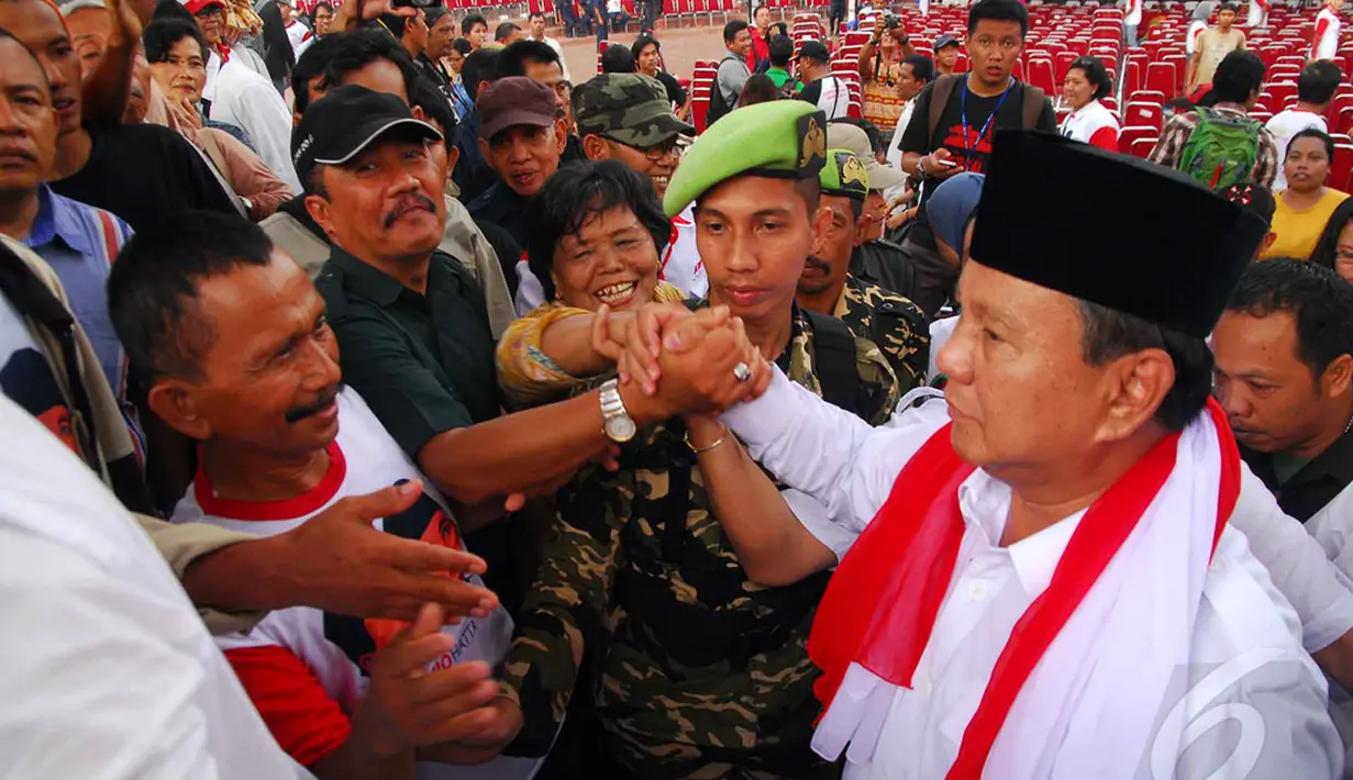 Para pendukung yang hadir saling berebut untuk bisa berjabat tangan dengan Prabowo usai menghadiri deklarasi dukungan di Tugu Proklamasi Jakarta, Selasa (10/6/2014) (Liputan6.com/Miftahul Hayat)