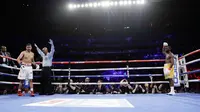 Wasit menghentikan pertarungan antara Amir Khan dengan Terence Crawford pada ronde keenam dalam perebutan gelar juara dunia tinju kelas welter WBO di Madion Square Garden, New York, Amerika Serikat, Minggu (21/4). (AP Photo/Frank Franklin II)