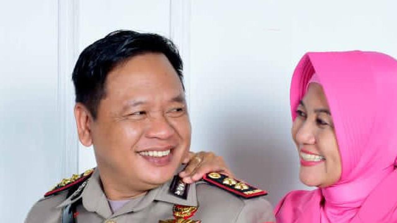 Kisah pasangan suami istri yang sama-sama sukses berkarier di lingkungan Polri ini berhasil mencuri perhatian masyarakat luas. <br>