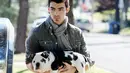 Joe Jonas terlihat menggendong anjingnya dengan santai di Beverly Hills. (Apg/X17online.com/USMagazine)