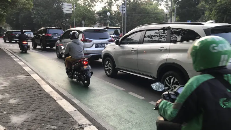 Jalur sepeda di Jakarta masih diterobos kendaraan bermotor.