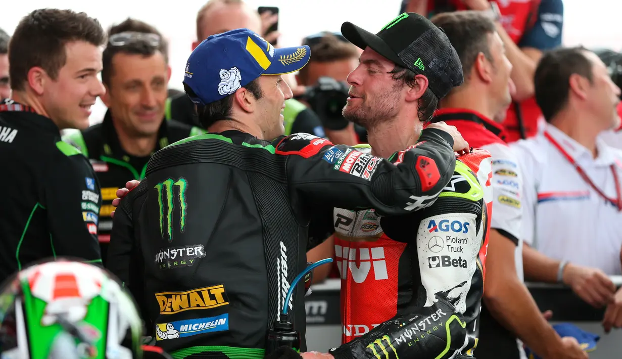 Pembalap LCR Honda, Cal Crutchlow mendapat ucapan selamat dari pembalap Yamaha Tech 3, Johann Zarco seusai menjuarai MotoGP Argentina di Sirkuit Termas de Rio Hondo, Minggu (8/4). Crutchlow yang start di urutan ke-10 menjadi juara. (AP/Natacha Pisarenko)