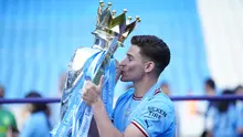 Striker Manchester City, Julian Alvarez berpose dengan mencium trofi Liga Inggris saat perayaan gelar usai laga pekan ke-37 menghadapi Chelsea di Etihad Stadium, Manchester (21/5/2023). Julian Alvarez didatangkan pada awal musim 2022/2023 dari River Plate. Sejauh ini ia telah tampil 29 kali di Liga Inggris, termasuk di laga terakhir saat menang 1-0 atas Chelsea, dengan torehan 9 gol dan 1 assist. (AP Photo/Jon Super)