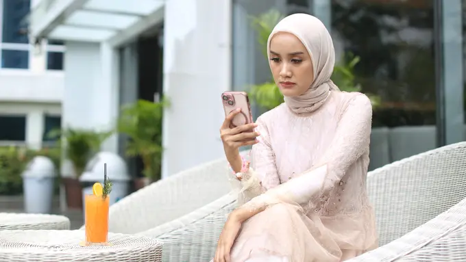 wanita january komentar buruk