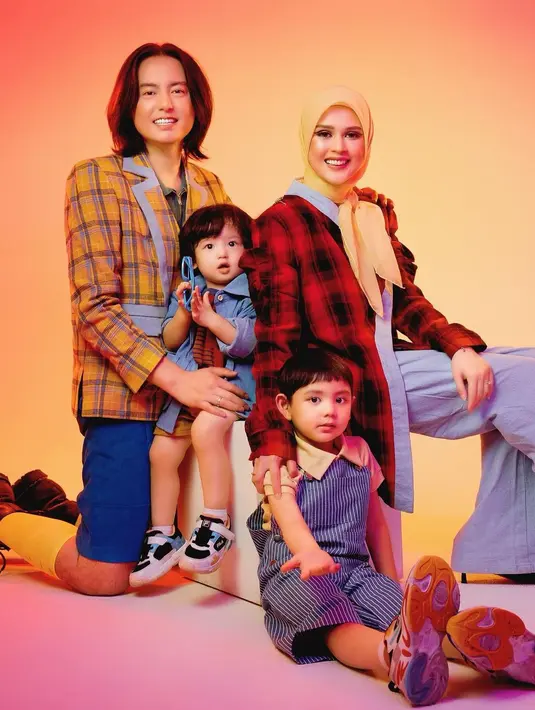 Shaquille dengan jumper motif striped yang dipadukan dengan kemeja kuning, sementara Jourell tampil kece dengan kaus merah, jaket denim, dan celana pendek kuning. [@cutratumeyriska].