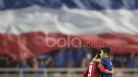 Pemain Timnas Indonesia, Ferdinand Sinaga, dihibur pemain Thailand setelah laga leg kedua final Piala AFF di Stadion Rajamangala, Bangkok, Thailand, Sabtu (17/12/2016). Thailand menang agregat 3-2 atas Indonesia. (Bola.com/Vitalis Yogi Trisna)