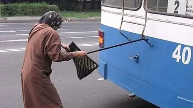 6 Potret Aksi Nekat Orang Numpang di Truk Ini Bikin Tepuk Jidat