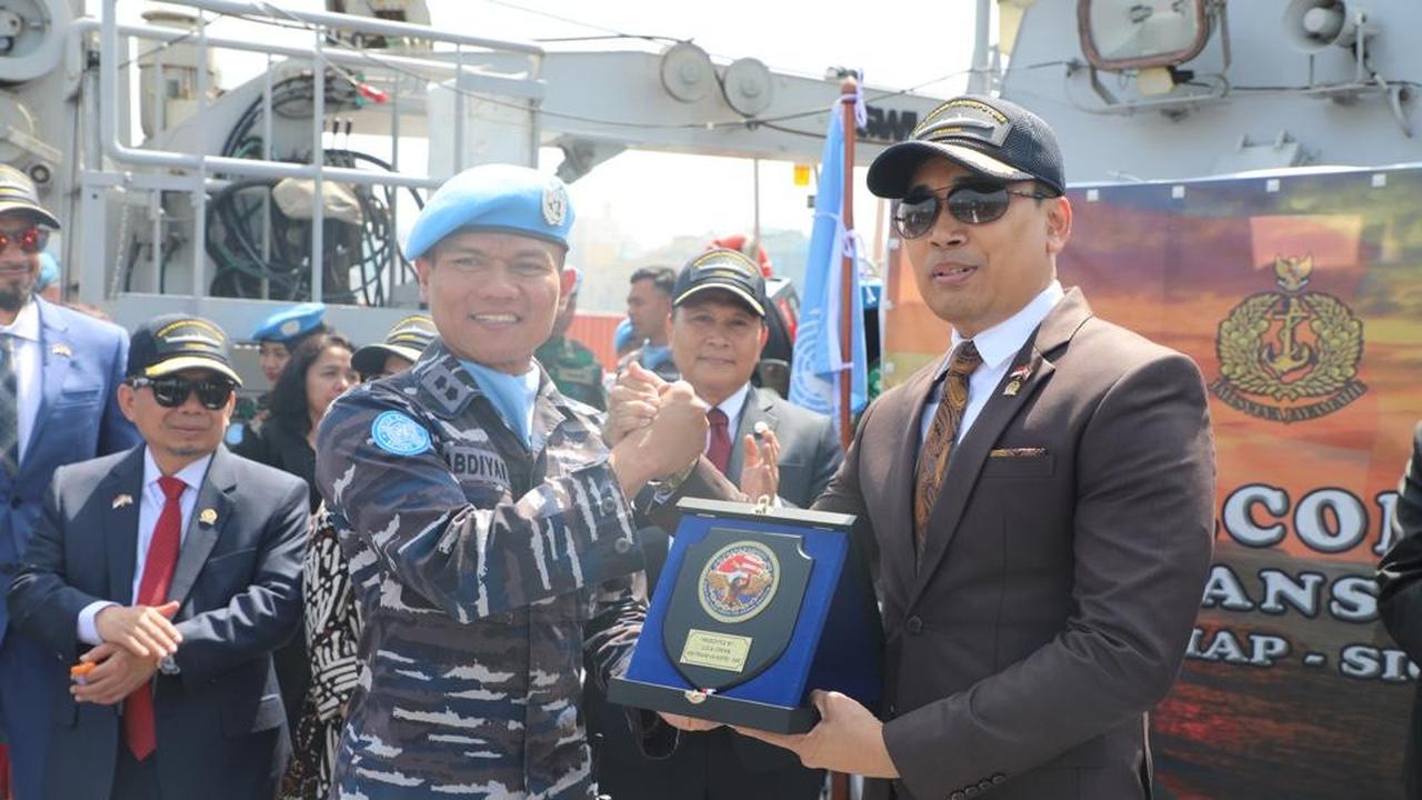 Badan Kerja Sama Antar Parlemen (BKSAP) DPR RI saat melakukan pertemuan dengan Prajurit Pasukan Garuda Indonesia Battalion (Indobatt) di Lebanon.