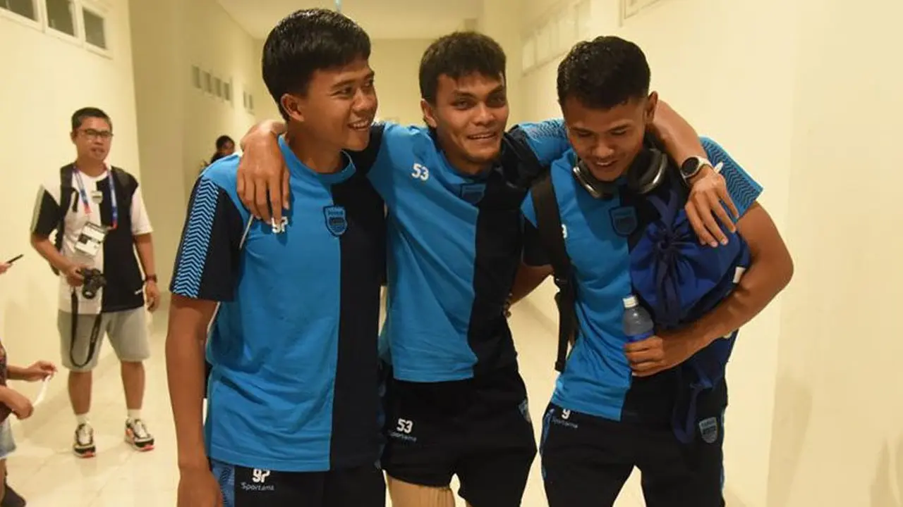 Rachmat Irianto (tengah) mengalami cedera pada laga PSBS Biak vs Persib Bandung di pekan ke-18 BRI Liga 1 2024/2025 (c) PERSIB.co.id/Sutanto Nurhadi Permana