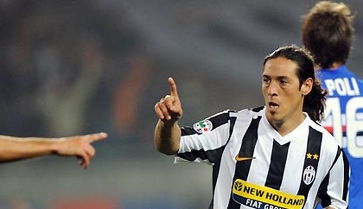 Mauro Camoranesi - Sempat menjadi incaran Lyon akhirnya gelandang naturalisasi Italia ini memilih bertahan karena ajakan dari pelatih Didier Deschamps. (AFP/Giuseppe Cacace)