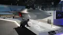 Seorang pria melakukan pemeriksaan terakhir sebelum peluncuran model jet tempur baru, bagian dari Team Tempest, oleh Menteri Pertahanan Inggris Gavin Williamson di Farnborough Airshow, London, Inggris, senin (16/7). (Tolga AKMEN/AFP)