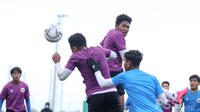 Gelandang Timnas Indonesia U-19, Braif Fatari (tengah) saat gim internal di Spanyol. (PSSI).