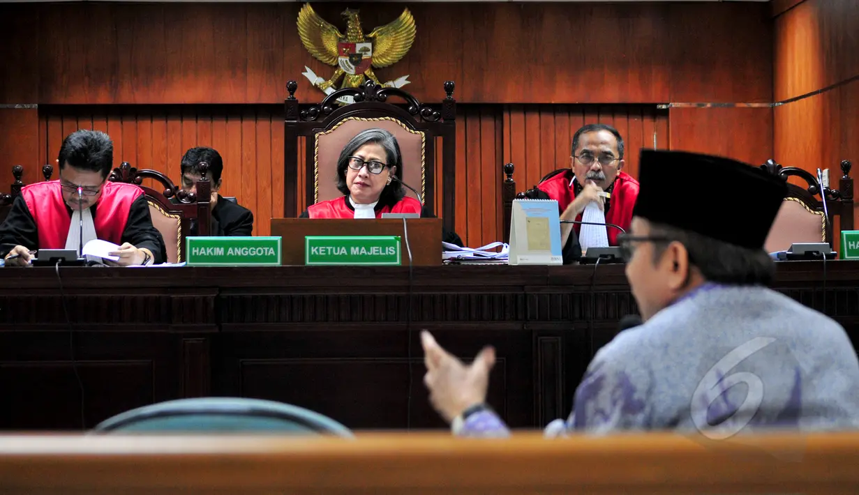 Hakim Ketua, Artha Theresia mendengarkan keterangan Waryono Karno di sidang lanjutan Sutan Bhatoegana di Pengadilan Tipikor, Jakarta, Kamis (21/5/2015). Waryono bersaksi terkait dugaan suap APBN-P 2013 di Kementerian ESDM. (Liputan6.com/Yoppy Renato)