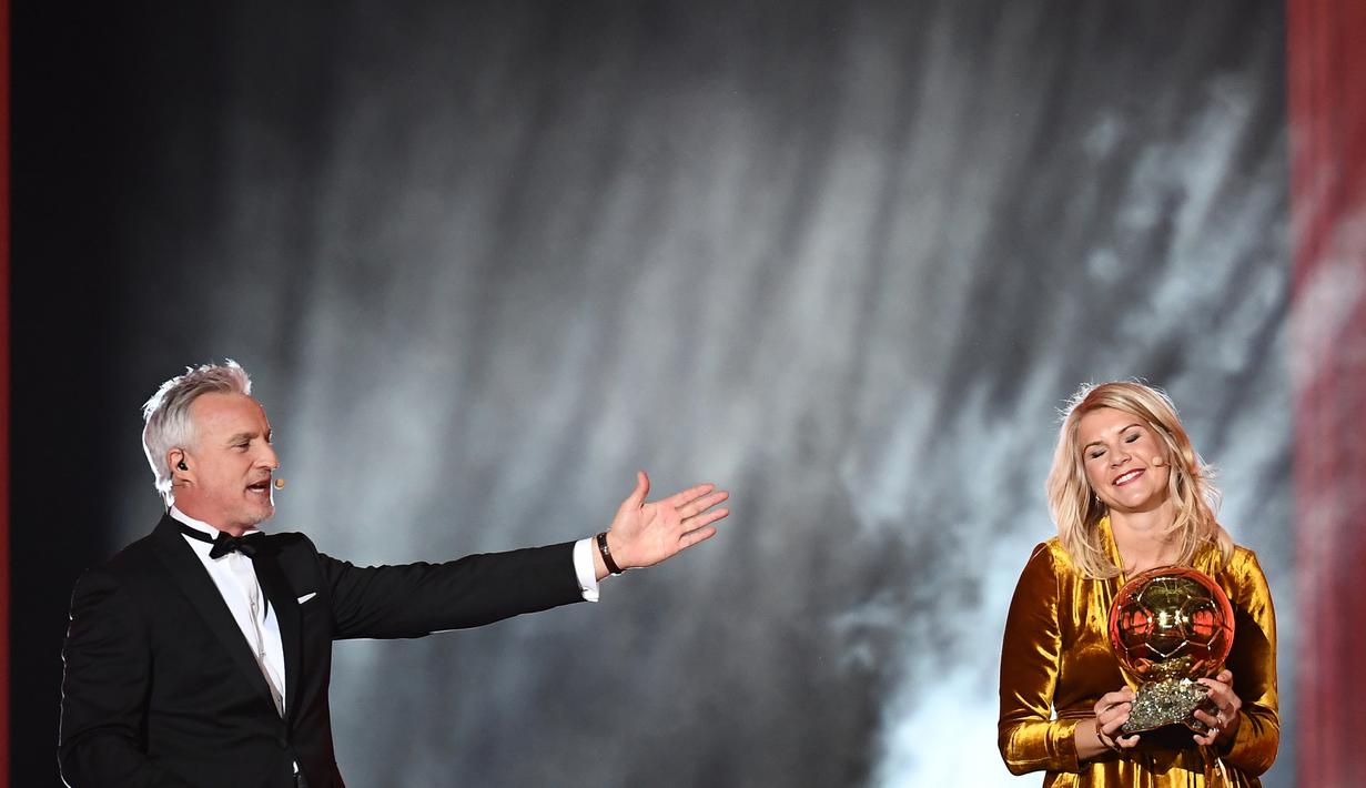 Bintang Lyon dan timnas Norwegia, Ada Hegerberg (kanan) bereaksi setelah menerima penghargaan Ballon d'Or perempuan 2018 di Grand Palais, Paris, Senin (3/12). Ada Hegerberg terpilih menjadi pemenang edisi pertama Ballon d'Or perempuan. (FRANCK FIFE/AFP)