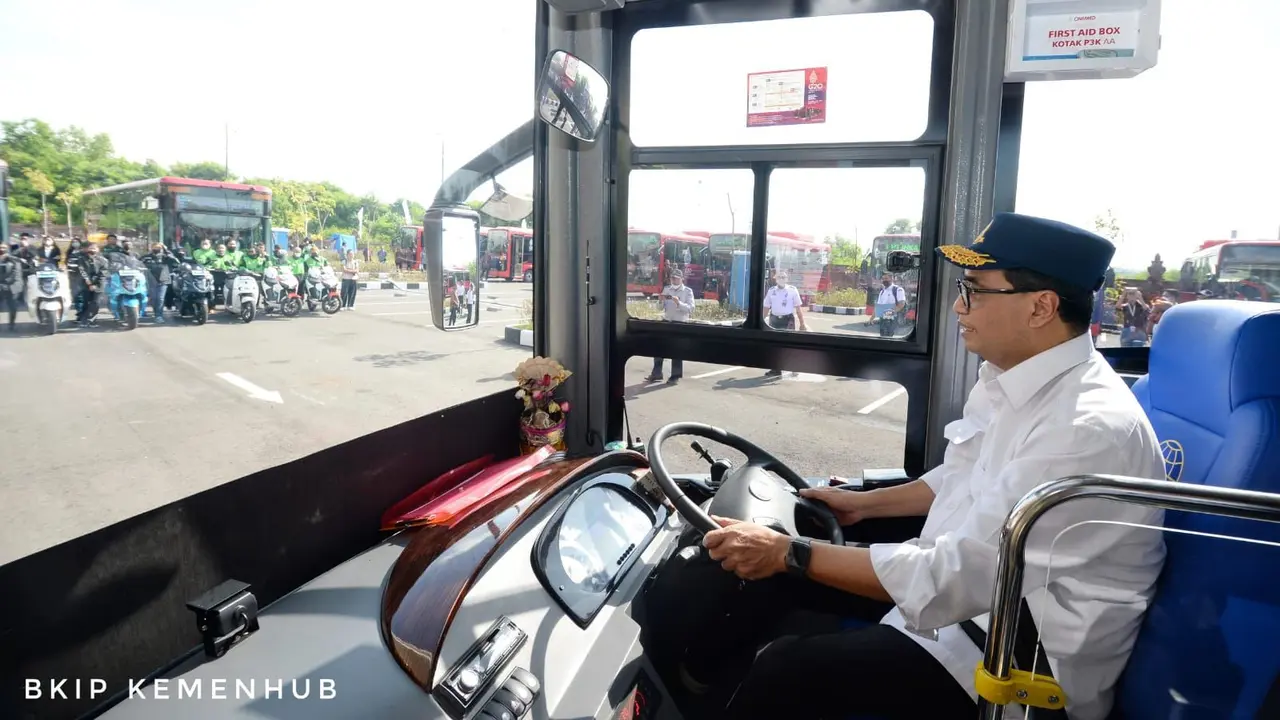 Menhub memastikan operasional bus listrik buatan dalam negeri tersebut dapat berjalan dengan baik sehingga mendukung kelancaran KTT G20