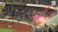 Penggemar sepakbola menggelar acara perpisahan untuk melepas kepergian sang kapten. Sayang acara tersebut berantakan karena kembang api gagal menyala.