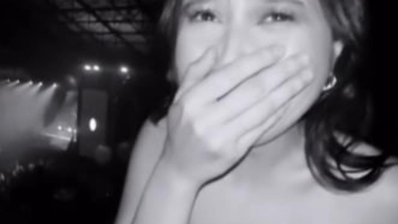Reaksi Prilly Latuconsina saat Shenina Cinnamon Pamer Cincin Lamaran, Ikut Menangis Haru di Tengah Konser Sal Priadi