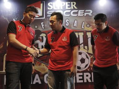 Perwakilan Super Soccer, Riko Setiawan, bersalaman dengan Direktur Roro Jonggrang, Joko Pramuji usai jumpa pers di Senayan, Sabtu (11/8/2018). Super Soccer Futsal Battle 2018 akan digelar mulai tanggal 18 Agustus 2018. (Bola.com/M Iqbal Ichsan)