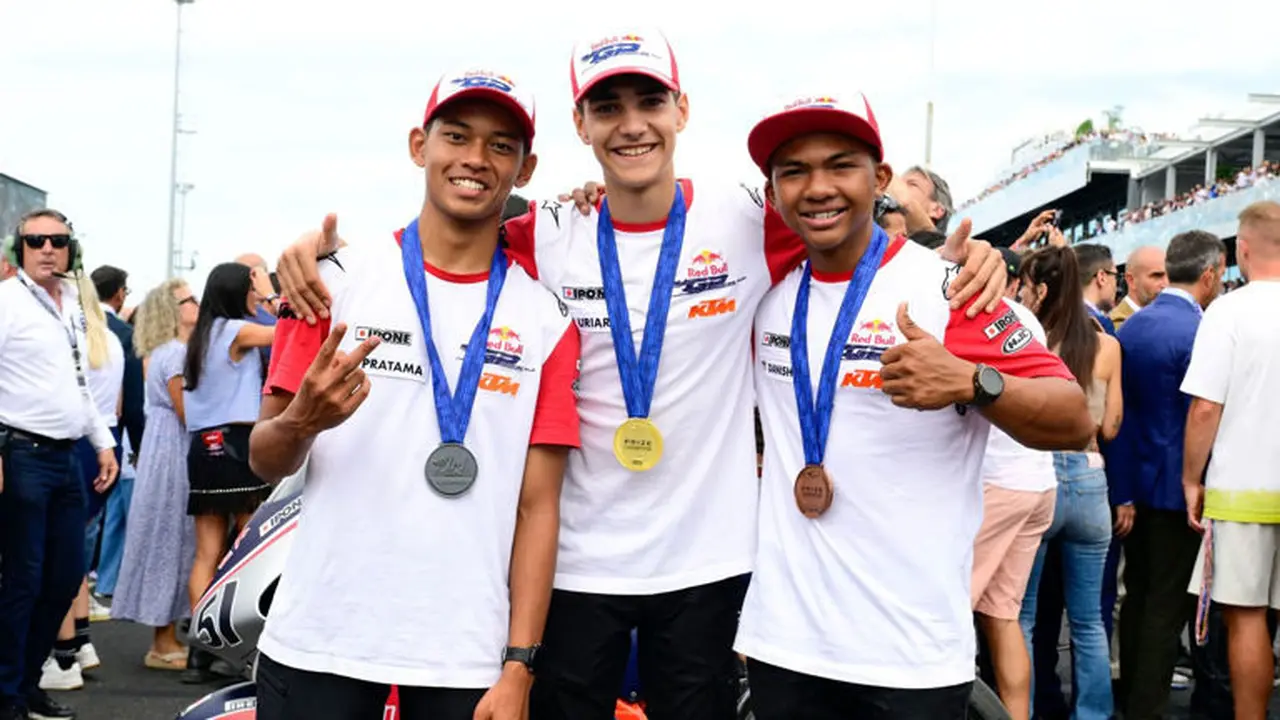 Veda Ega Pratama (kiri) dan Hakim Danish (kanan)