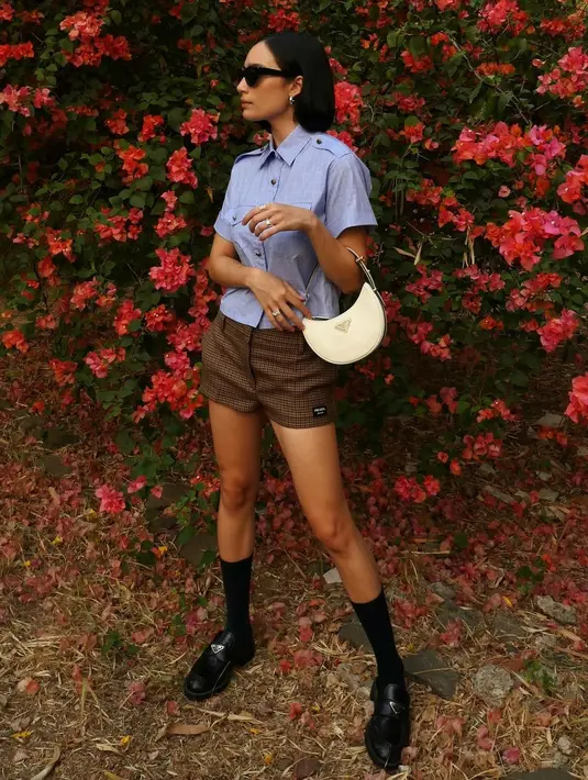 Gayanya semakin keren dengan tas mini berwarna putih dan sunglasses. [Foto: Instagram/tatjanasaphira]