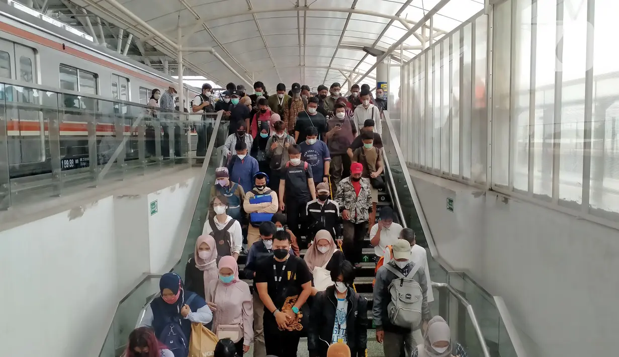 Sejumlah penumpang Kereta Rel Listrik (KRL) turun di Stasiun Manggarai, Jakarta, 21 Oktober 2022. KAI Commuter akan melakukan rekayasa pola operasi selama perubahan operasional keenam atau switch over (SO-6) di Stasiun Manggarai untuk mengatasi kepadatan penumpang. (Liputan6.com/Aida Nuralifa/Magang)