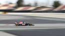 Pebalap Scuderia Toro Rosso, Carlos Sainz mencatat waktu 1m25,300s dari 166 lap pada sesi kedua tes pramusim di Sirkuit Catalunya, Barcelona, Rabu (2/3/2016). Malam WIB. (AFP/Josep Lago)