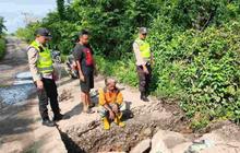 Polres OKU Pasang Rambu Peringatan Dini di Titik Jalan Amblas OKU Akibat Cuaca Ekstrem
