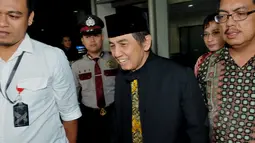 Mengenakan kopiah dan jas hitam, Hadi Poernomo meninggalkan gedung KPK, Jakarta, Selasa (5/5/2015). Hadi diperiksa sebagai tersangka kasus dugaan korupsi dalam permohonan keberatan pajak yang diajukan oleh BCA. (Liputan6.com/Andrian M Tunay) 